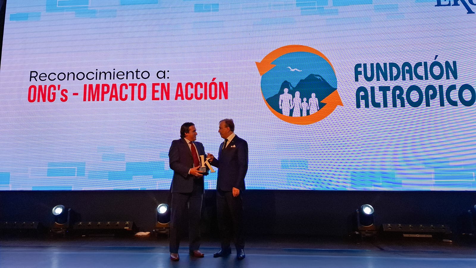 Fundación ALTROPICO recibe reconocimiento «ONGs – Impacto en Acción» en la Cumbre de Sostenibilidad 2026